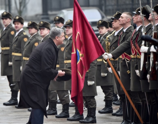 Momen Presiden Ukraina bantu ambilkan topi tentara yang terjatuh