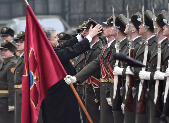 Momen Presiden Ukraina bantu ambilkan topi tentara yang terjatuh