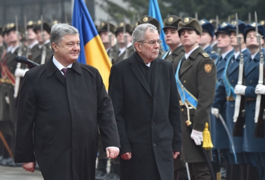 Momen Presiden Ukraina bantu ambilkan topi tentara yang terjatuh