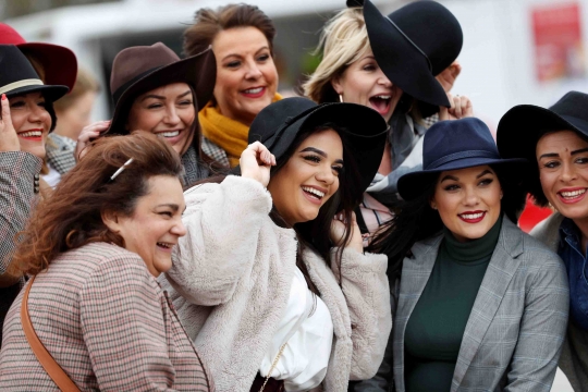 Gaya modis penonton wanita dalam Festival Cheltenham