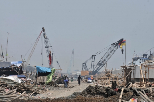 Memantau progres pembangunan tanggul laut Jakarta