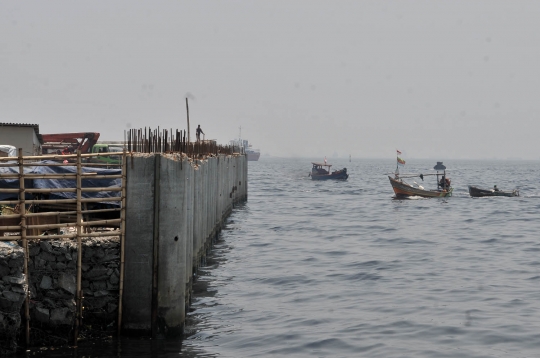 Memantau progres pembangunan tanggul laut Jakarta