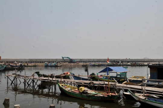 Memantau progres pembangunan tanggul laut Jakarta