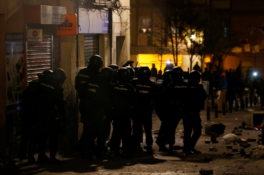 Bentrokan mencekam polisi dan imigran di Madrid