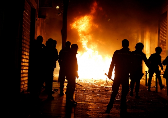 Bentrokan mencekam polisi dan imigran di Madrid