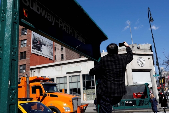 Dua mural karya Banksy hebohkan New York