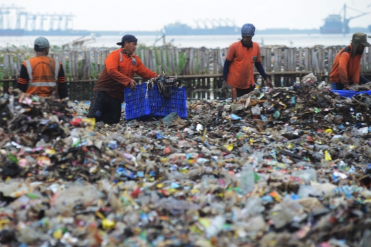 Mengerikan, begini penampakan hamparan sampah plastik di Muara Angke