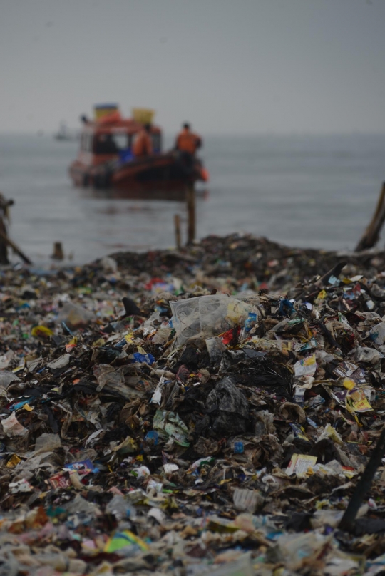 Mengerikan, begini penampakan hamparan sampah plastik di Muara Angke