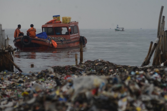 Mengerikan, begini penampakan hamparan sampah plastik di Muara Angke