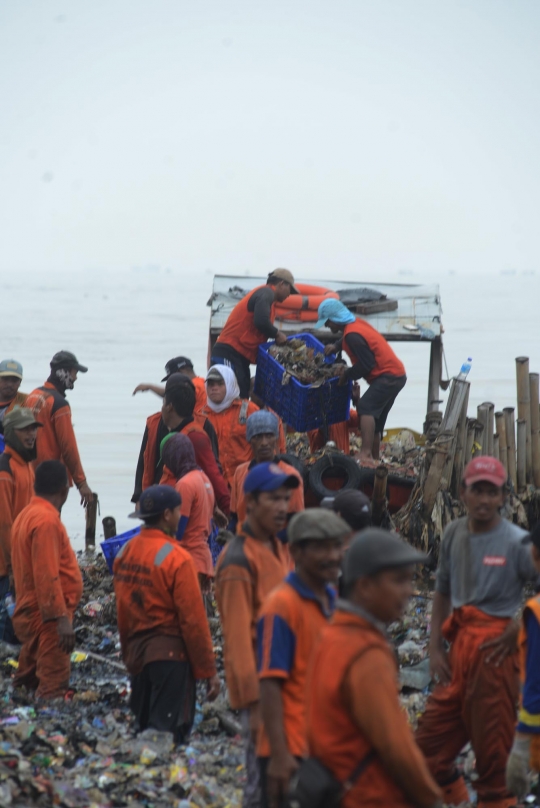 Mengerikan, begini penampakan hamparan sampah plastik di Muara Angke