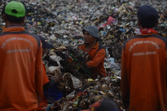 Mengerikan, begini penampakan hamparan sampah plastik di Muara Angke