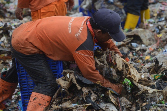 Mengerikan, begini penampakan hamparan sampah plastik di Muara Angke