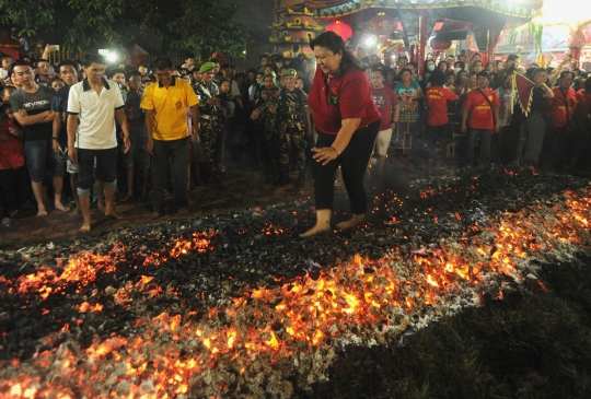 Ngerinya ritual injak bara api di Klenteng Cibinong