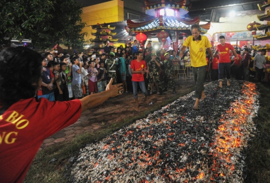 Ngerinya ritual injak bara api di Klenteng Cibinong