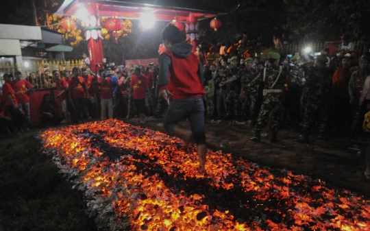 Ngerinya ritual injak bara api di Klenteng Cibinong