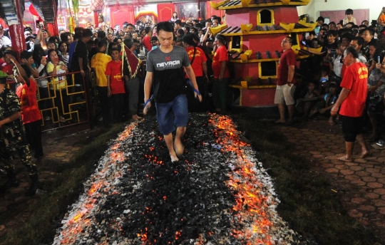 Ngerinya ritual injak bara api di Klenteng Cibinong