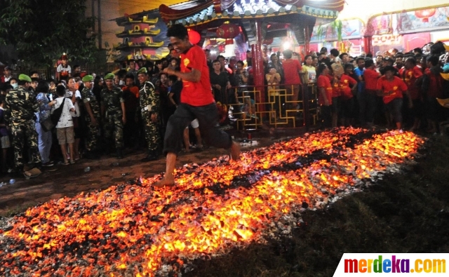 Foto : Ngerinya ritual injak bara api di Klenteng Cibinong 