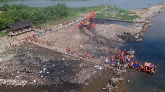 Eskavator angkut belasan ton sampah plastik di Muara Angke