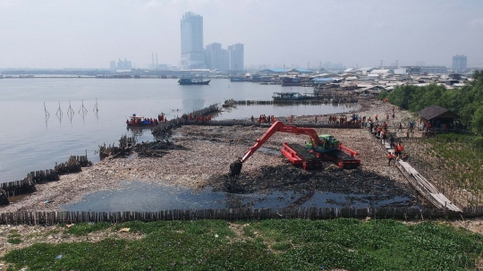 Eskavator angkut belasan ton sampah plastik di Muara Angke