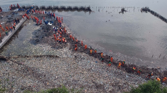 Eskavator angkut belasan ton sampah plastik di Muara Angke