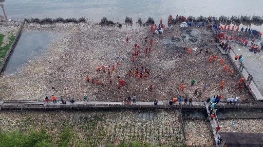 Eskavator angkut belasan ton sampah plastik di Muara Angke