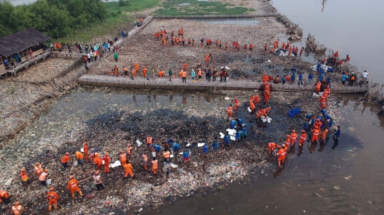 Eskavator angkut belasan ton sampah plastik di Muara Angke