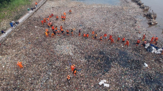 Eskavator angkut belasan ton sampah plastik di Muara Angke