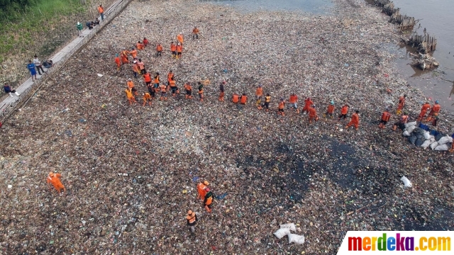 Foto : Eskavator angkut belasan ton sampah plastik di 