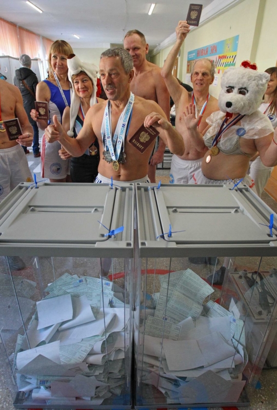 Kekonyolan anggota klub renang 'Polar Bear' coblos presiden Rusia tanpa baju