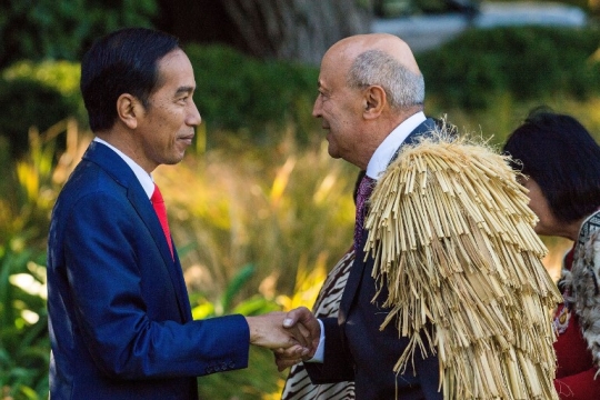 Ekspresi Jokowi saat disambut salam Maori