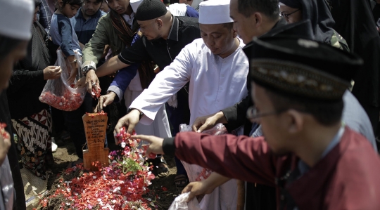 Keikhlasan Opick antar jenazah istri sampai ke pemakaman