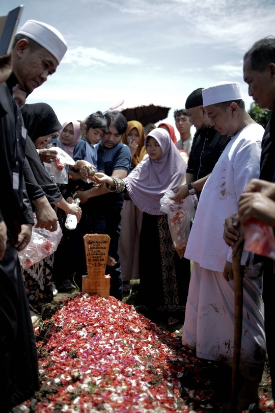 Keikhlasan Opick antar jenazah istri sampai ke pemakaman