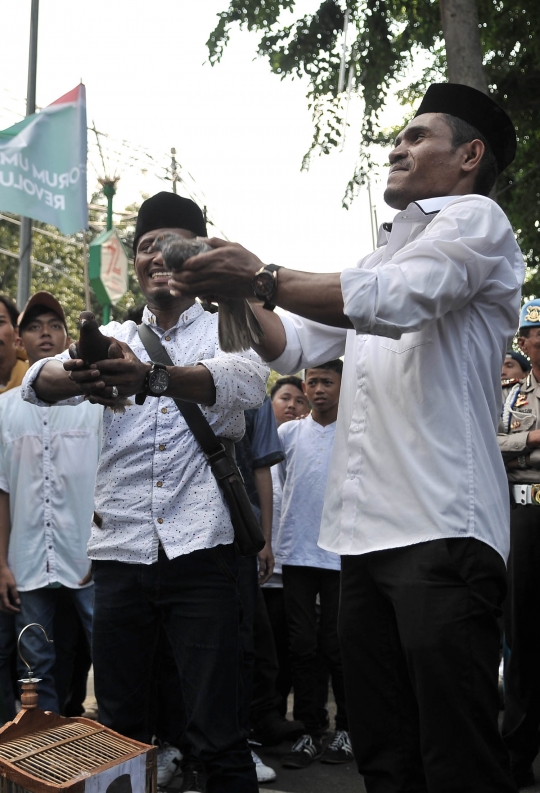 Aksi massa bakar sangkar burung tuntut Anies dukung Rizieq Syihab