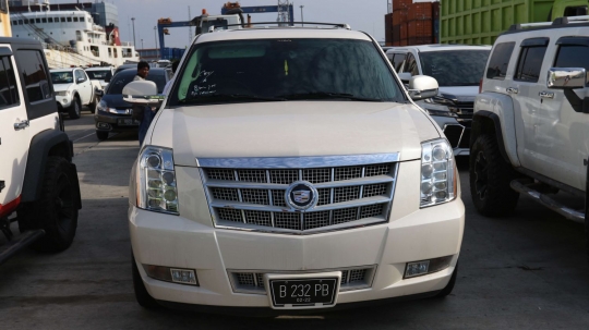 Penampakan 8 mobil mewah hasil korupsi Bupati Abdul Latif