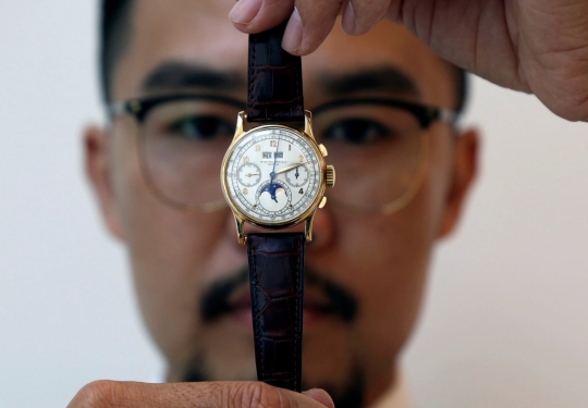 Jam-jam tangan mewah berlapis emas yang dilelang di Dubai