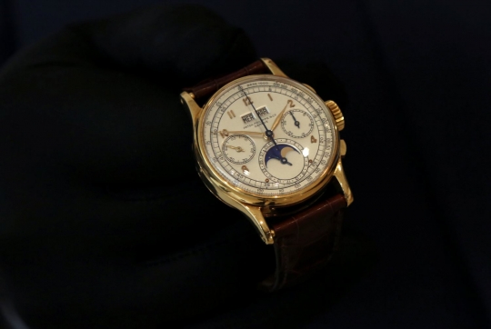 Jam-jam tangan mewah berlapis emas yang dilelang di Dubai