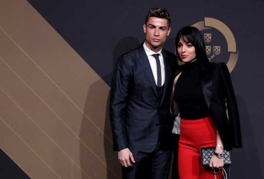 Kemesraan Ronaldo dengan kekasih di Quina Awards