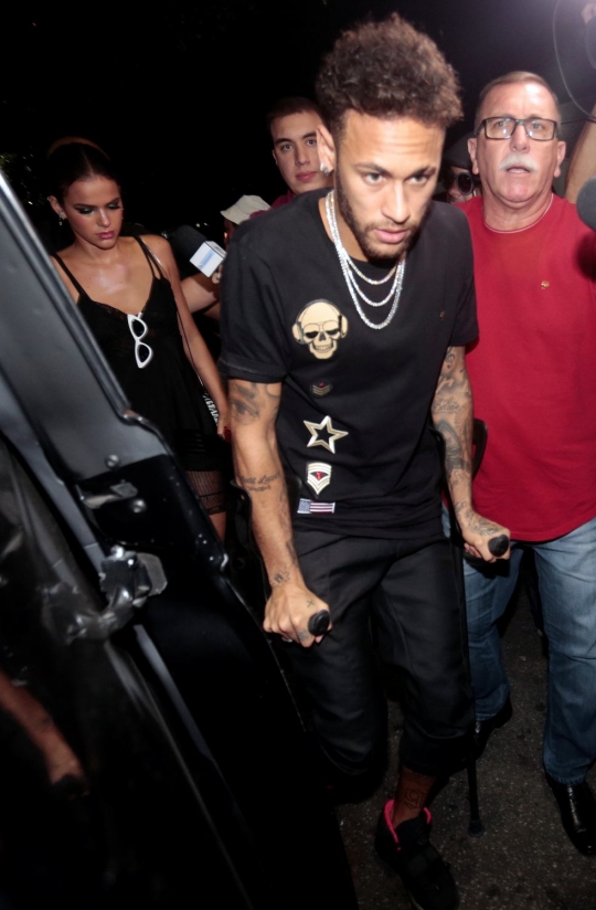 Kesetiaan kekasih dampingi Neymar yang masih cedera
