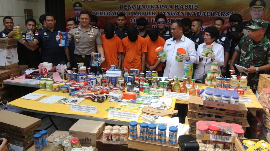 Polisi gerebek gudang makanan kedaluwarsa di Tambora