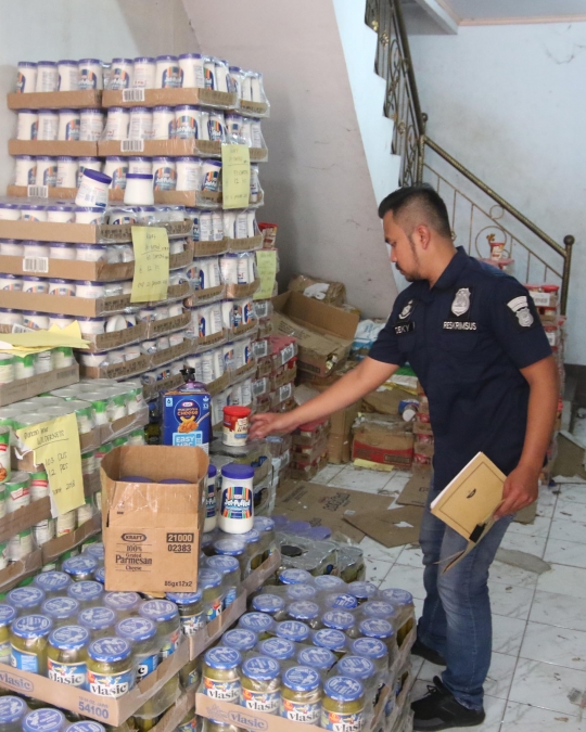 Polisi gerebek gudang makanan kedaluwarsa di Tambora