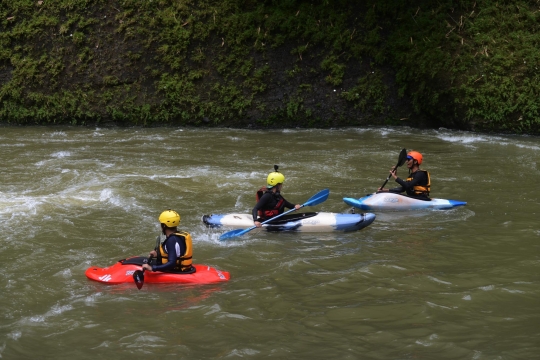 Keseruan berlatih kayak di Sungai Cianten