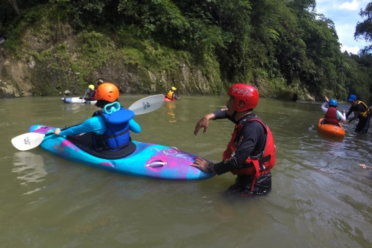 Keseruan berlatih kayak di Sungai Cianten