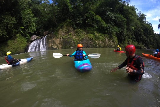 Keseruan berlatih kayak di Sungai Cianten