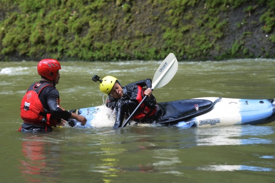 Keseruan berlatih kayak di Sungai Cianten