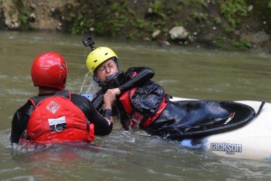 Keseruan berlatih kayak di Sungai Cianten