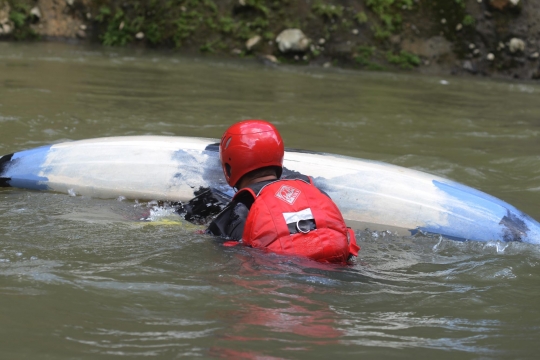 Keseruan berlatih kayak di Sungai Cianten