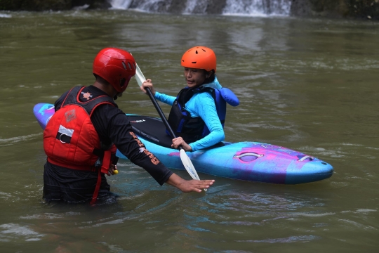 Keseruan berlatih kayak di Sungai Cianten