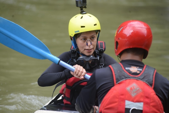 Keseruan berlatih kayak di Sungai Cianten