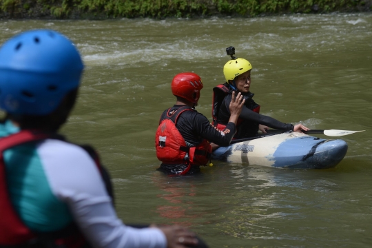 Keseruan berlatih kayak di Sungai Cianten