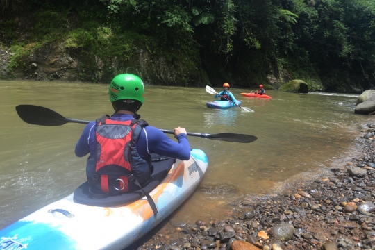 Keseruan berlatih kayak di Sungai Cianten